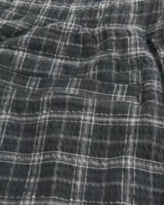 Pantaloni scurți din seersucker până la jumătatea coapsei Pantaloni scurți din seersucker până la jumătatea coapsei