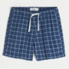 Pantaloni scurți din seersucker până la jumătatea coapsei Pantaloni scurți din seersucker până la jumătatea coapsei