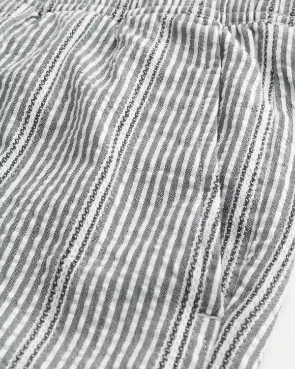 Pantaloni scurți din seersucker până la jumătatea coapsei Pantaloni scurți din seersucker până la jumătatea coapsei