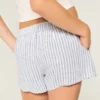 Pantaloni scurți Hollister Livvy din amestec de in, cu talie joasă Pantaloni scurți Hollister Livvy din amestec de in, cu talie joasă