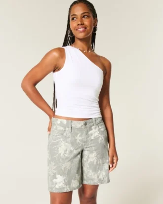 Pantaloni scurți largi, cu talie joasă, în stil camuflaj