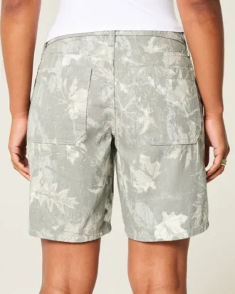 Pantaloni scurți largi, cu talie joasă, în stil camuflaj