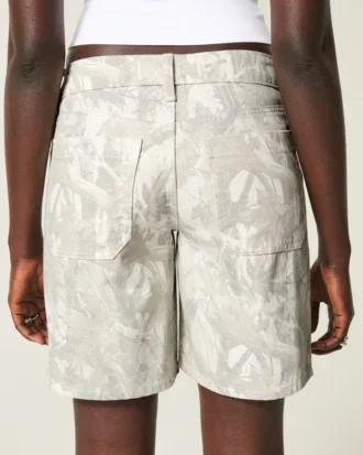 Pantaloni scurți largi, cu talie joasă, în stil camuflaj