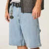 Pantaloni scurți largi din denim, de culoare deschisă Pantaloni scurți largi din denim, de culoare deschisă