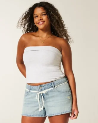 Pantaloni scurți mini din denim cu talie ultra joasă, spălare deschisă și dantelă