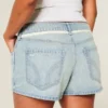 Pantaloni scurți mini din denim cu talie ultra joasă, spălare deschisă și dantelă Pantaloni scurți mini din denim cu talie ultra joasă, spălare deschisă și dantelă