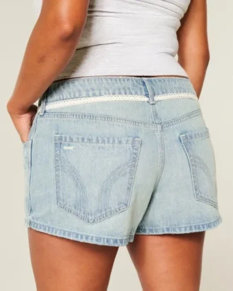 Pantaloni scurți mini din denim cu talie ultra joasă, spălare deschisă și dantelă