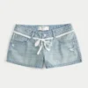 Pantaloni scurți mini din denim cu talie ultra joasă, spălare deschisă și dantelă Pantaloni scurți mini din denim cu talie ultra joasă, spălare deschisă și dantelă