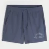 Pantaloni scurți sport cu imprimeu până la jumătatea coapsei Pantaloni scurți sport cu imprimeu până la jumătatea coapsei