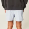 Pantaloni scurți sport cu logo la jumătatea coapsei Pantaloni scurți sport cu logo la jumătatea coapsei