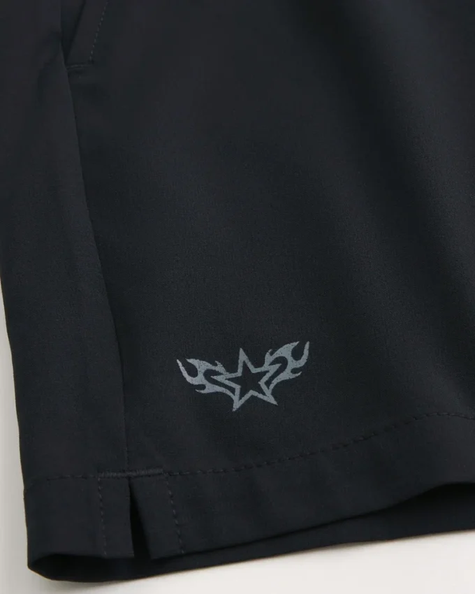 Pantaloni scurți sport cu logo la jumătatea coapsei Pantaloni scurți sport cu logo la jumătatea coapsei