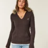 Pulover cu glugă și bordură din blană artificială, tricotat în stil cablu Pulover cu glugă și bordură din blană artificială, tricotat în stil cablu