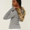 Pulover cu glugă și bordură din blană artificială, tricotat în stil cablu Pulover cu glugă și bordură din blană artificială, tricotat în stil cablu
