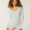 Pulover cu guler în V și model tricotat Pulover cu guler în V și model tricotat