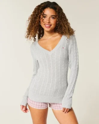 Pulover cu guler în V și model tricotat