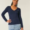 Pulover cu guler în V și model tricotat Pulover cu guler în V și model tricotat