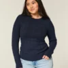 Pulover cu guler rotund și model tricotat Pulover cu guler rotund și model tricotat