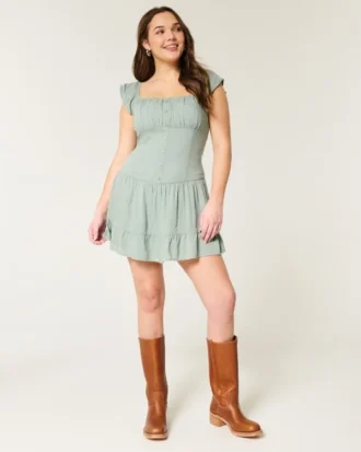 Rochie cu fustă-pantalon și mâneci fluturate Rochie cu fustă-pantalon și mâneci fluturate