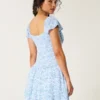 Rochie cu fustă-pantalon și mâneci fluturate Rochie cu fustă-pantalon și mâneci fluturate