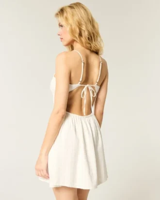 Rochie cu fustă-pantalon și spate decupat Rochie cu fustă-pantalon și spate decupat