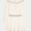 Rochie țesută cu umeri decupați Rochie țesută cu umeri decupați
