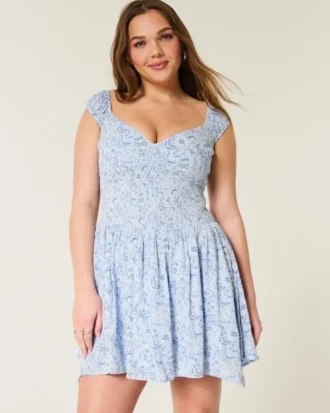 Rochie mini asimetrică cu umeri decupați Rochie mini asimetrică cu umeri decupați