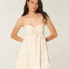 Rochie mini babydoll fără bretele, cu volane Rochie mini babydoll fără bretele, cu volane