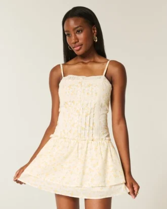 Rochie mini cu bordură din dantelă