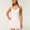 Rochie mini cu dantelă și tiv asimetric Rochie mini cu dantelă și tiv asimetric