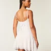 Rochie mini cu dantelă și tiv asimetric Rochie mini cu dantelă și tiv asimetric