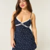 Rochie mini cu detalii din dantelă Rochie mini cu detalii din dantelă