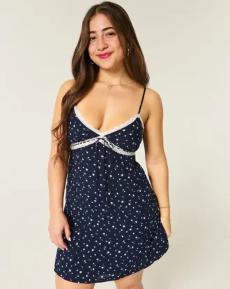 Rochie mini cu detalii din dantelă