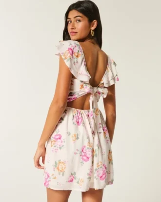 Rochie mini cu mâneci fluturate și talie în V