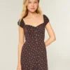 Rochie mini cu mâneci scurte și nasturi Rochie mini cu mâneci scurte și nasturi