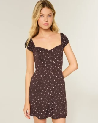 Rochie mini cu mâneci scurte și nasturi
