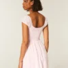 Rochie mini cu mâneci scurte și nasturi Rochie mini cu mâneci scurte și nasturi