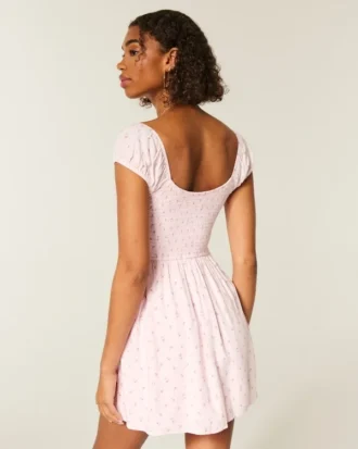 Rochie mini cu mâneci scurte și nasturi