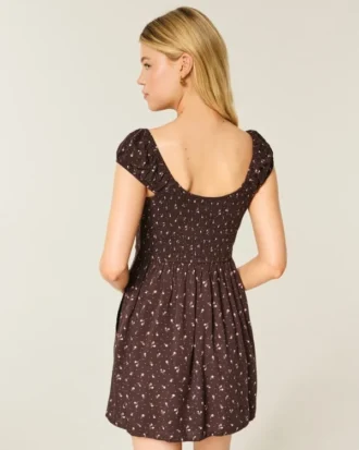 Rochie mini cu mâneci scurte și nasturi