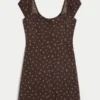 Rochie mini cu mâneci scurte și nasturi Rochie mini cu mâneci scurte și nasturi