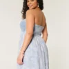 Rochie mini fără bretele, în stil croșetat