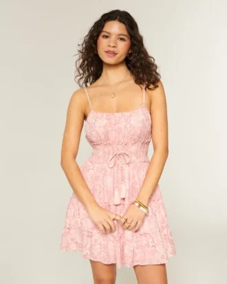 Rochie mini strălucitoare cu smocuri Rochie mini strălucitoare cu smocuri