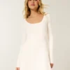 Rochie mini tip babydoll cu nasturi în spate Rochie mini tip babydoll cu nasturi în spate