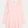 Rochie mini tip babydoll cu nasturi în spate Rochie mini tip babydoll cu nasturi în spate
