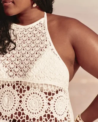 Rochie mini tip halter în stil croșetat