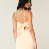 Rochie mulată cu fundă din satin în spate Rochie mulată cu fundă din satin în spate