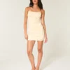 Rochie mulată cu fundă din satin în spate Rochie mulată cu fundă din satin în spate