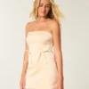Rochie mulată din satin, fără bretele, cu fundă Rochie mulată din satin, fără bretele, cu fundă
