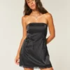 Rochie mulată din satin, fără bretele, cu fundă Rochie mulată din satin, fără bretele, cu fundă