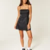 Rochie mulată din satin, fără bretele, cu fundă Rochie mulată din satin, fără bretele, cu fundă