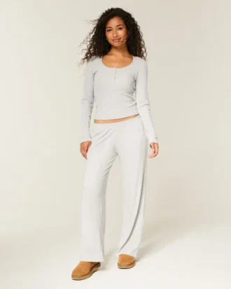 Set confortabil cu tricou cu guler Henley și pantaloni largi